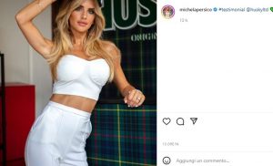 michela persico in bianco fa sognare il mini top e super attillato 4