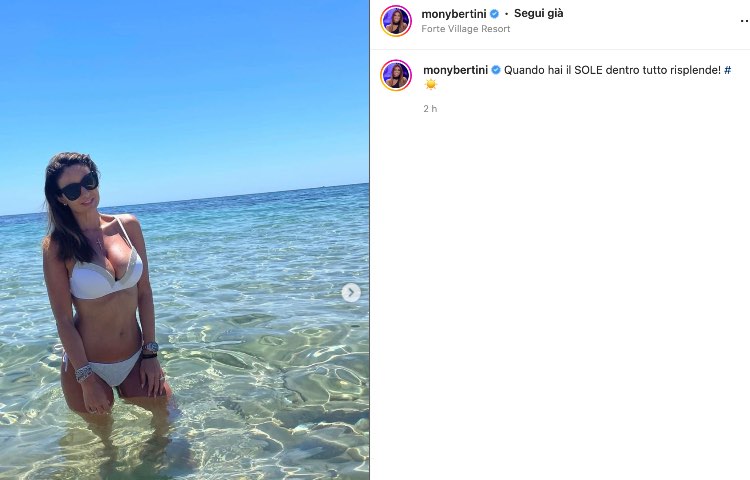 monica bertini vacanza al mare in bikini mostra il decollete super 5