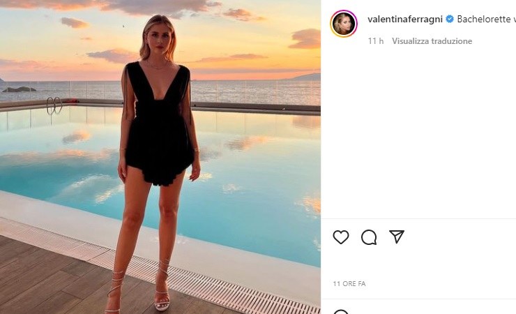 valentina ferragni abito mini e scollatura da urlo a bordo piscina incanta 4