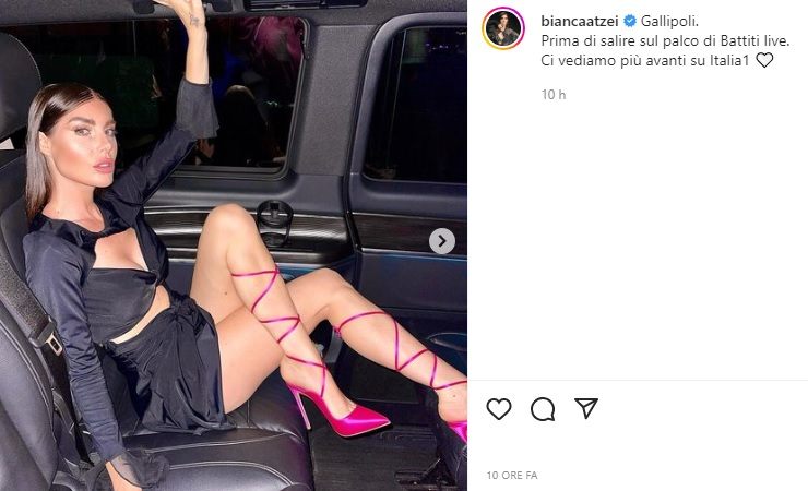 bianca atzei accavalla le gambe e la gonna scivola la scollatura incanta 4